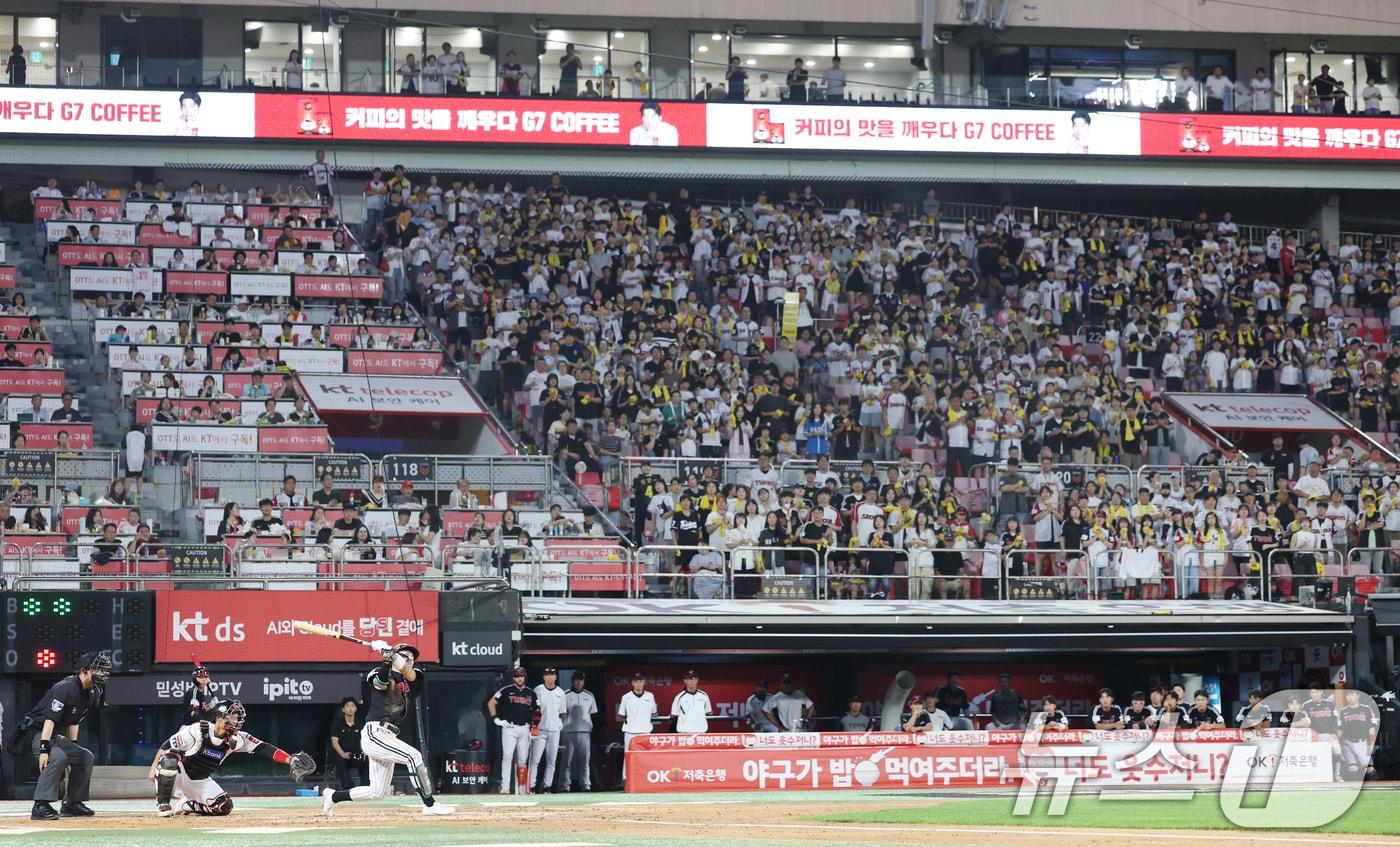 본문 이미지 - 4일 오후 경기 수원시 장안구 KT위즈파크에서 열린 '2025 신한 SOL 뱅크 KBO리그' LG 트윈스와 KT 위즈의 경기에서 관중들이 응원을 하고 있다. 2025.9.4 ⓒ 뉴스1 김영운 기자