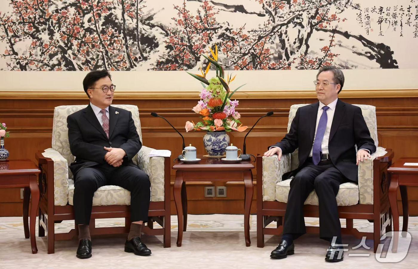 우원식 한국 국회의장과 딩쉐샹 중국 상무부총리가 4일 베이징 댜오위타이 국빈관에서 회담했다. &#40;주중 한국대사관 제공&#41;