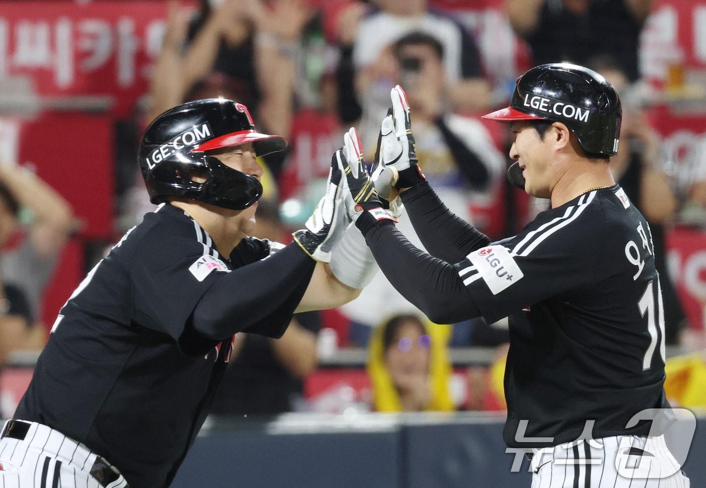 LG 트윈스 오지환(오른쪽)과 김현수. 2025.9.4/뉴스1 ⓒ News1 김영운 기자