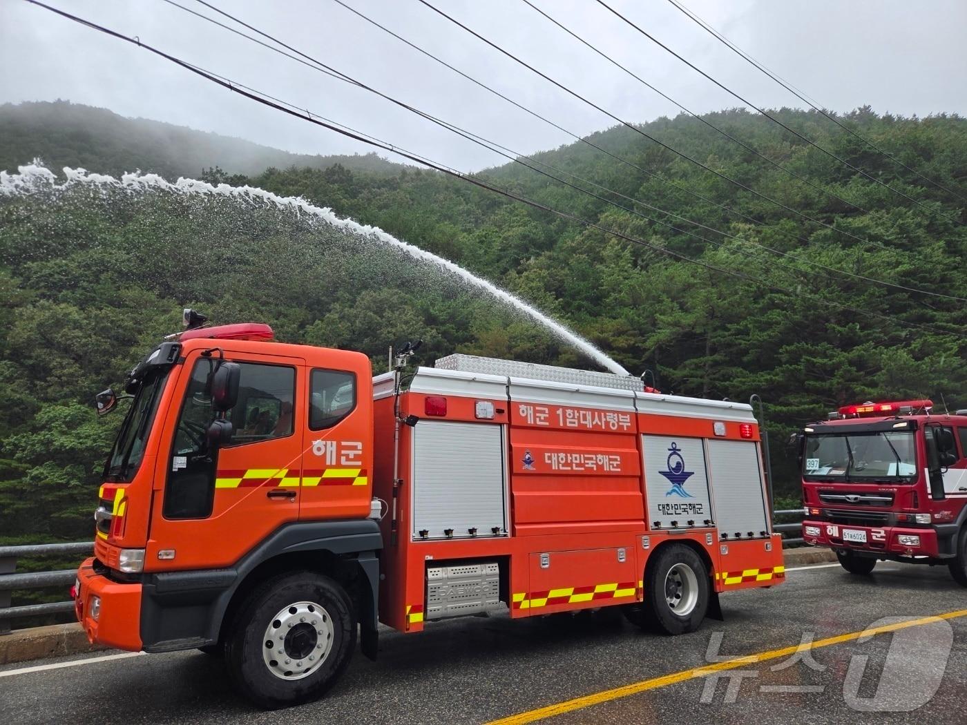 본문 이미지 - 해군 1함대사령부의 물탱크 차량이 최근 강원 강릉시의 오봉저수지에 급수를 지원하는 모습. &#40;행정안전부 제공. 재판매 및 DB 금지&#41; 2025.9.4/뉴스1