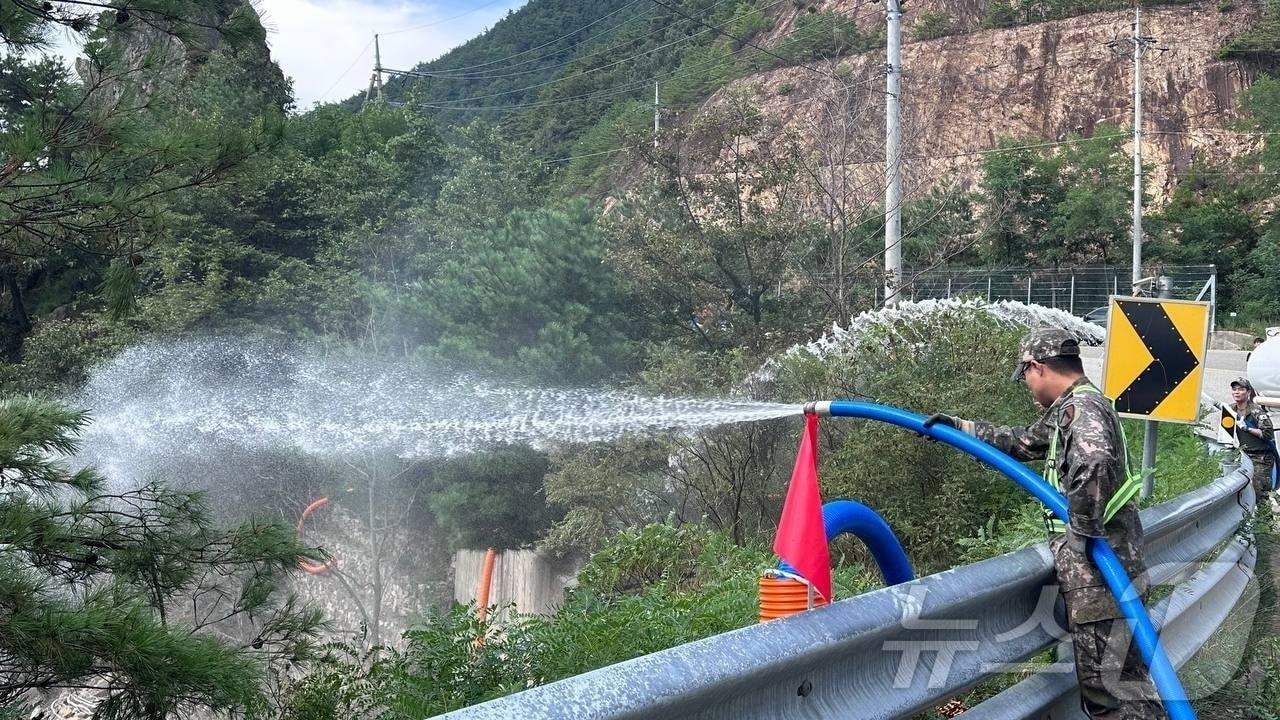 본문 이미지 - 행정안전부는 강원도 강릉 가뭄에 대응하기 위해 4일부터 군 물탱크 차량 400대를 본격적으로 투입해 오봉저수지에 급수를 지원하고 있다고 밝혔다. 사진은 군 물탱크를 활용해 오봉저수지에 급수 지원하는 모습. &#40;행안부 제공. 재판매 및 DB 금지&#41; 2025.9.4/뉴스1