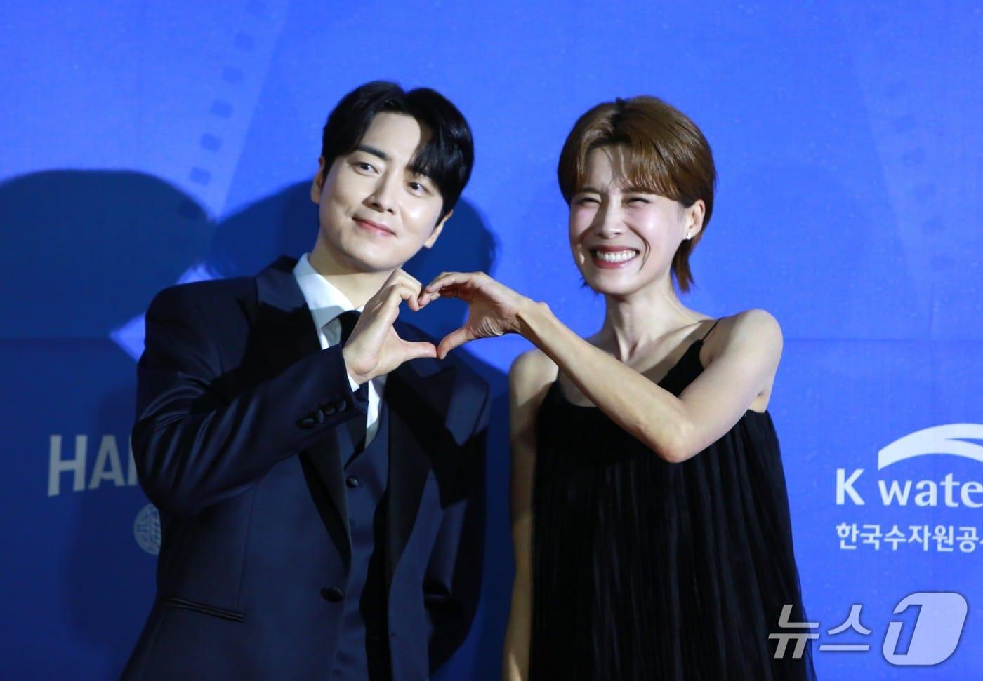 MC 이준혁과 장도연(오른쪽)이 4일 오후 충북 제천비행장에서 열린 21회 제천국제음악영화제(JIMFF)에서 포즈를 취하고 있다. 2025.9.4//뉴스1 손도언 기자