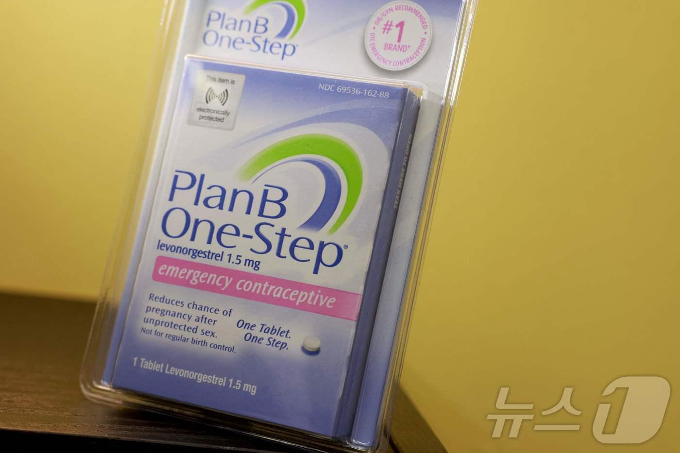 2024년 11월 20일, 미국 플로리다주 마이애미의 라이즈 앤 샤인 약국에서 촬영된 응급 피임약 ‘플랜 B’ ⓒ AFP=뉴스1