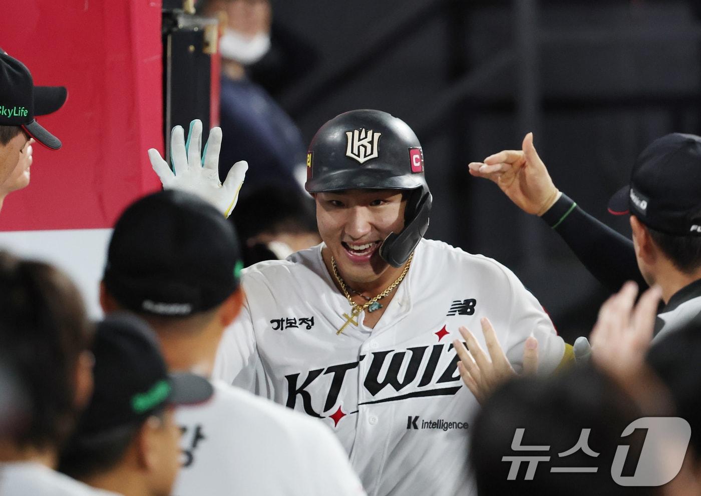 4일 오후 경기 수원시 장안구 KT위즈파크에서 열린 &#39;2025 신한 SOL 뱅크 KBO리그&#39; LG 트윈스와 KT 위즈의 경기, 7회말 무사 주자 1루 KT 안현민이 홈런을 치고 더그아웃으로 들어와 선수들의 축하를 받고 있다. 2025.9.4/뉴스1 ⓒ News1 김영운 기자
