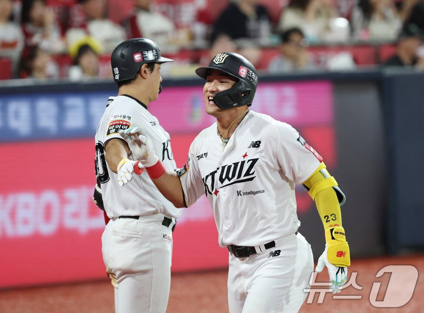 본문 이미지 - 4일 오후 경기 수원시 장안구 KT위즈파크에서 열린 '2025 신한 SOL 뱅크 KBO리그' LG 트윈스와 KT 위즈의 경기, 7회말 무사 주자 1루 KT 안현민이 홈런을 치고 더그아웃으로 향하고 있다. 2025.9.4/뉴스1 ⓒ News1 김영운 기자