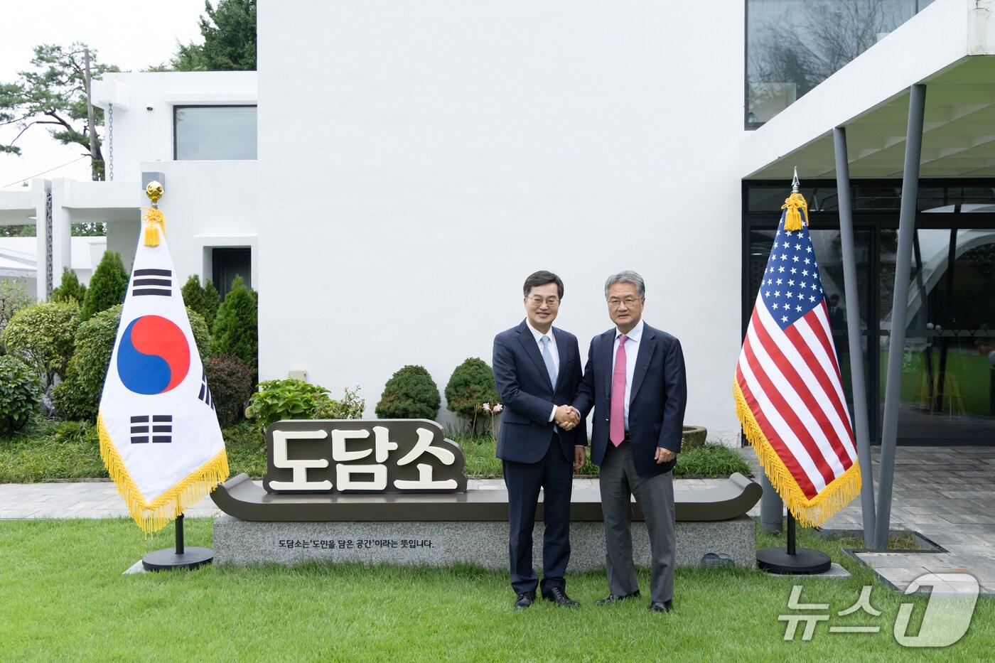 4일 오후 도담소에서 김동연 경기도지사,조셉 윤(Joseph Yun) 주한 미국 대사대리가 기념촬영을 하고 있다.(경기도 제공. 재판매 및 DB금지)