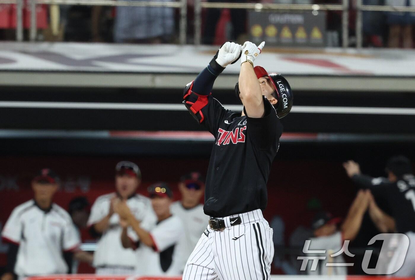 4일 오후 경기 수원시 장안구 KT위즈파크에서 열린 &#39;2025 신한 SOL 뱅크 KBO리그&#39; LG 트윈스와 KT 위즈의 경기, 8회초 1사 만루 LG 문성주가 만루 홈런을 치고 홈으로 향하고 있다. 2025.9.4/뉴스1 ⓒ News1 김영운 기자