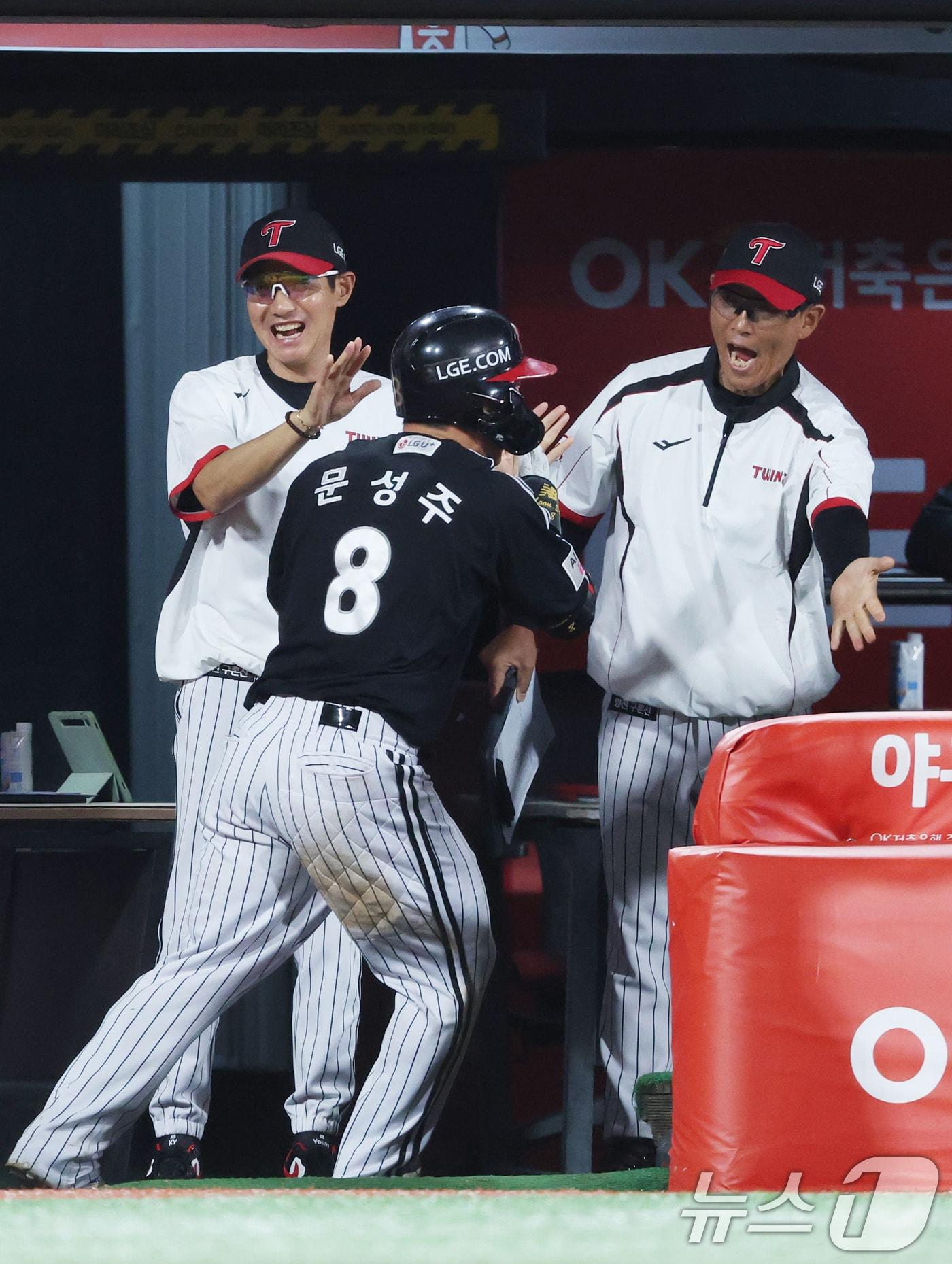 본문 이미지 - 4일 오후 경기 수원시 장안구 KT위즈파크에서 열린 '2025 신한 SOL 뱅크 KBO리그' LG 트윈스와 KT 위즈의 경기, 8회초 1사 만루 LG 문성주가 만루 홈런을 치고 더그아웃으로 향하고 있다. 2025.9.4/뉴스1 ⓒ News1 김영운 기자