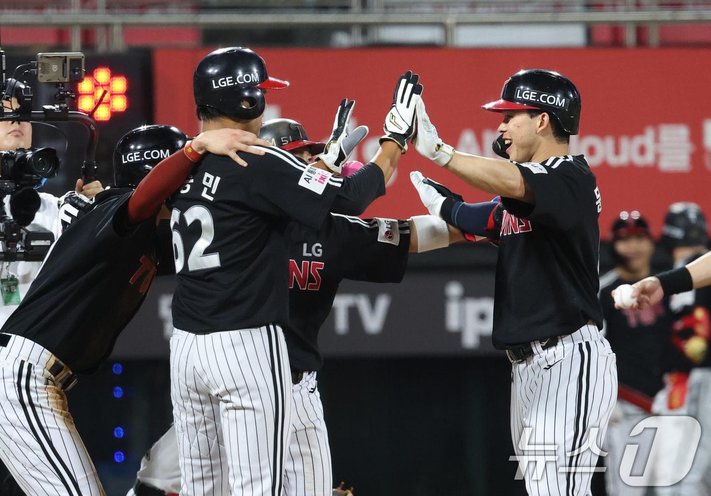 4일 오후 경기 수원시 장안구 KT위즈파크에서 열린 '2025 신한 SOL 뱅크 KBO리그' LG 트윈스와 KT 위즈의 경기, 8회초 1사 만루 LG 문성주가 만루 홈런을 치고 홈으로 향하고 있다. 2025.9.4/뉴스1 ⓒ News1 김영운 기자