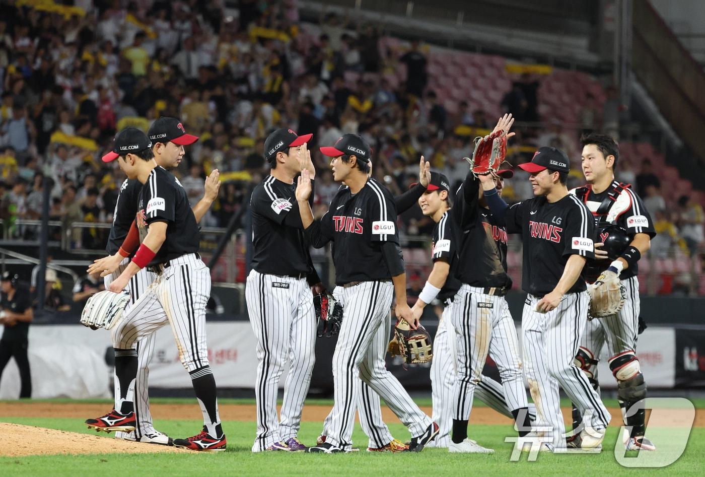 4일 오후 경기 수원시 장안구 KT위즈파크에서 열린 &#39;2025 신한 SOL 뱅크 KBO리그&#39; LG 트윈스와 KT 위즈의 경기 종료 후 LG 선수들이 기쁨을 나누고 있다. 이날 경기는 10대8로 LG의 승리로 끝났다. ⓒ News1 김영운 기자