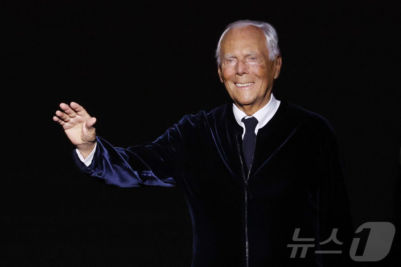 2024년 1월 23일(현지시간) 프랑스 파리에서 열린 2024 봄·여름 오트쿠튀르 여성 패션위크 기간 중, 조르지오 아르마니 프리베 쇼에서 관객에게 인사하는 이탈리아 디자이너 조르지오 아르마니의 모습.<자료 사진>ⓒ AFP=뉴스1