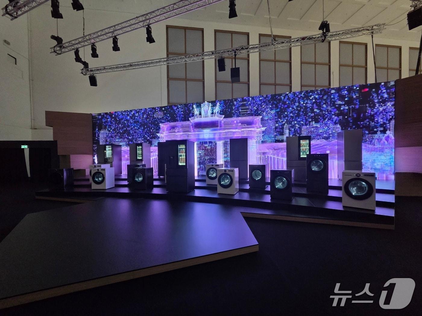 본문 이미지 - LG전자 IFA 2025 부스 입구에 마련된 AI 가전 오케스트라. 2025.9.5/뉴스1