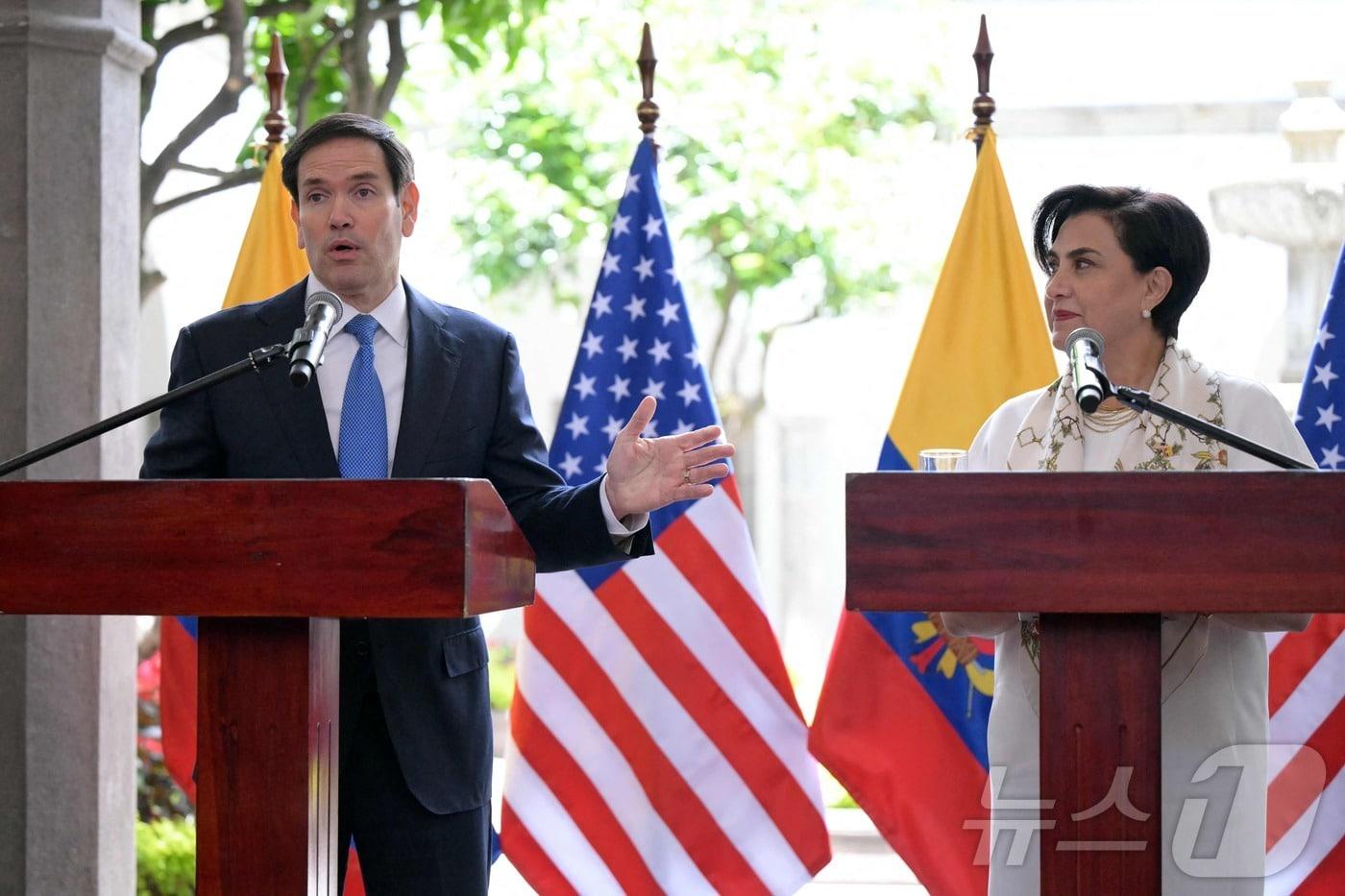 마코 루비오 미국 국무장관&#40;왼쪽&#41;과 가브리엘라 좀머펠트 에콰도르 외무장관이 4일&#40;현지시간&#41; 키토 카론델레 대통령궁에서 공동 기자회견을 하고 있다. ⓒ AFP=뉴스1