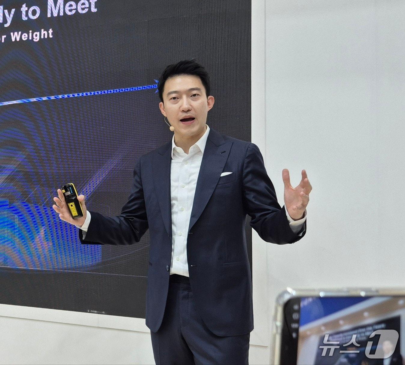 본문 이미지 - 데이비드 챈 에코백스 최고경영자&#40;CEO&#41;가 4일&#40;현지시각&#41; 유럽 최대 가전 박람회 &#39;IFA 2025&#39;가 열린 독일 메세 베를린 내 에코백스 부스에서 키노트 연설을 하고 있다. 2025.9.4/뉴스1 최동현 기자