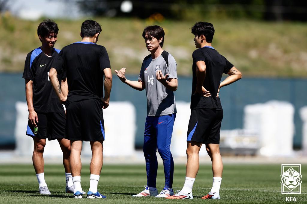 본문 이미지 - 홍명보 대한민국 축구 대표팀 감독과 수비수들. &#40;대한축구협회 제공. 재판매 및 DB 금지&#41; 2025.9.5/뉴스1
