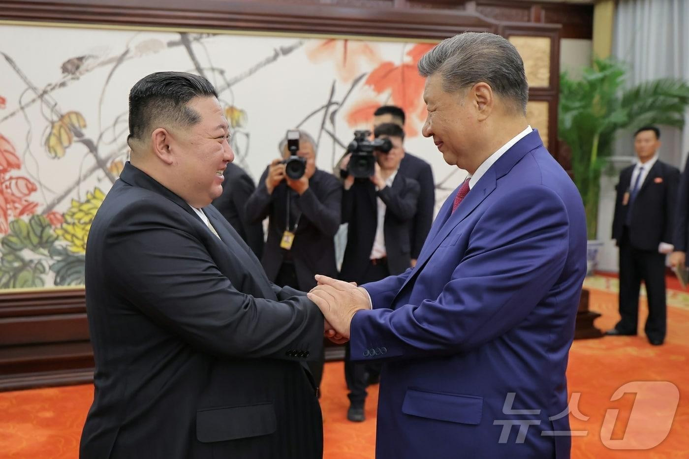 &#40;평양 노동신문=뉴스1&#41; = 김정은 북한 노동당 총비서와 시진핑 중국 국가주석이 지난 4일 베이징 인민대회당에서 정상회담을 진행하는 모습. [국내에서만 사용가능. 재배포 금지. DB 금지. For Use Only in the Republic of Korea. Redistribution Prohibited] rodongphoto@news1.kr