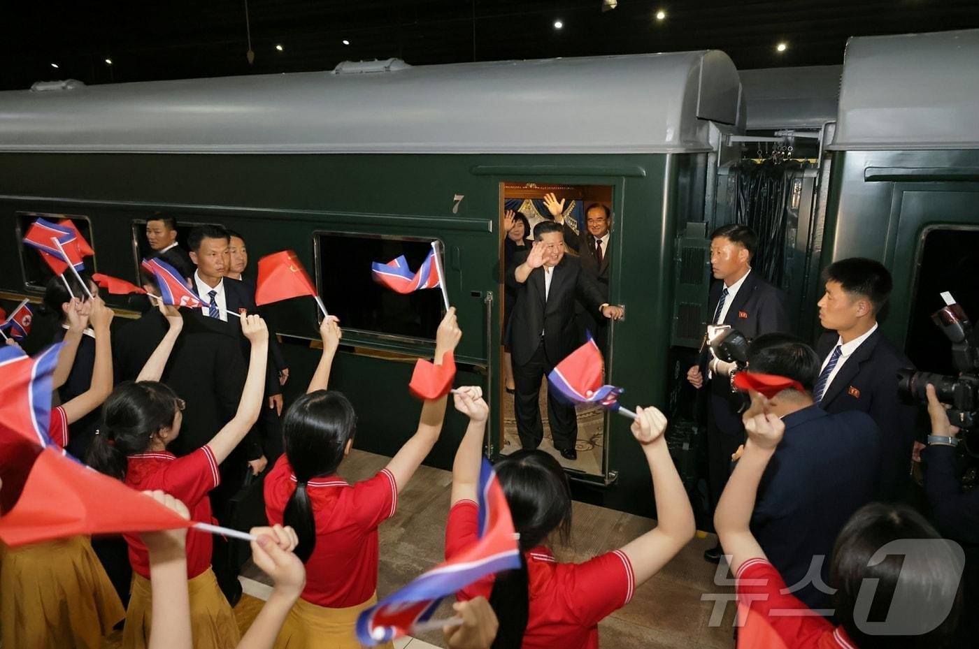 본문 이미지 - (평양 노동신문=뉴스1) = 김정은 당 총비서가 지난해 9월 4일 중국에서 시진핑 국가주석과 양자 회담을 한 이후 전용열차로 베이징을 떠나는 모습. [국내에서만 사용가능. 재배포 금지. DB 금지. For Use Only in the Republic of Korea. Redistribution Prohibited] rodongphoto@news1.kr