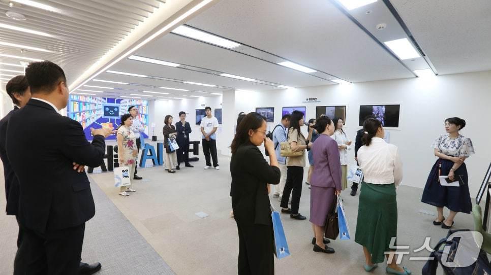 본문 이미지 - 센터 안내 프로그램에 참여 중인 시민 및 방문객들의 관람 장면(서울시 제공)