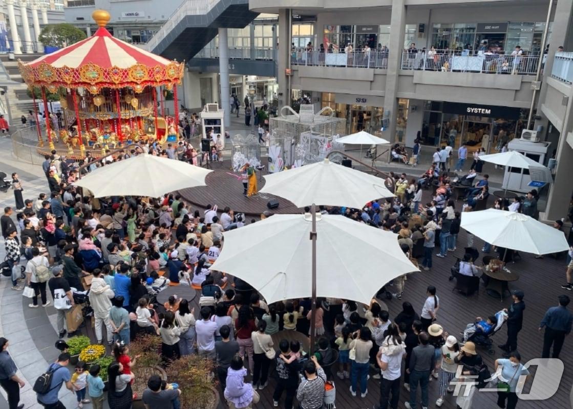 본문 이미지 - 롯데아울렛 이시아폴리스점이 6~7일 대구문화예술진흥원과 함께 특별한 문화 공연을 선보인다. 사진은 지난 4월 14주년을 기념해 1층 광장에서 열린 매직쇼 모습.(롯데백화점 제공. 재판매 및 DB 금지)