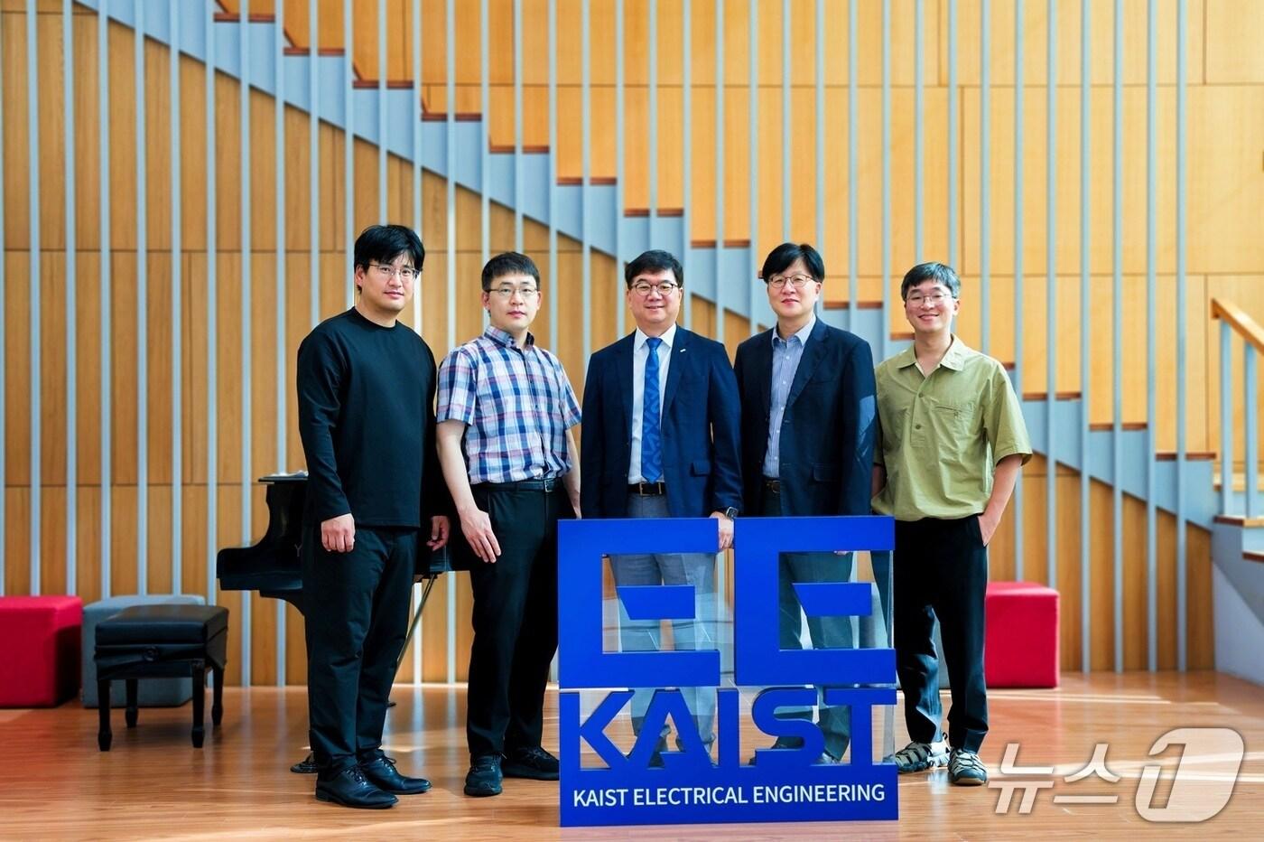 '네이처 리뷰스 일렉트리컬 엔지니어링'과 인터뷰한 KAIST 연구진. 왼쪽부터 전기및전자공학부 최신현·윤영규·최성율·유승협 교수, 신소재공학과 김경민 교수(KAIST 제공) /뉴스1
