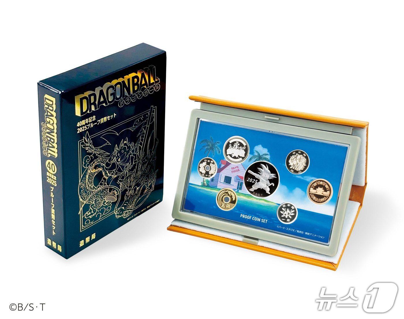 본문 이미지 - 주인공 손오공의 어린 시절 모습이 그려진 은메달을 특제 가죽 케이스에 담은 기념주화 세트. (일본 조폐국 제공)