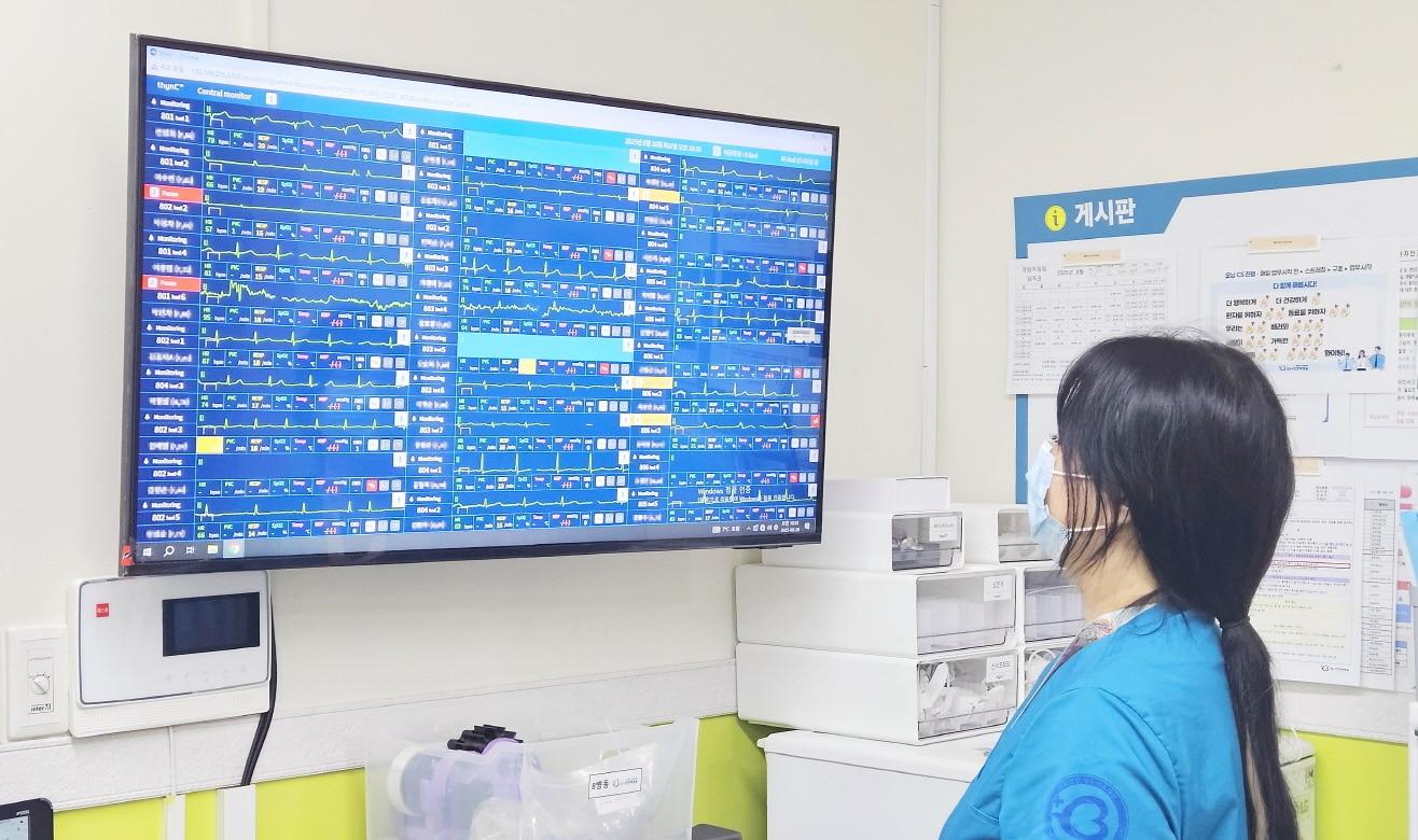 본문 이미지 - 인천백병원 간호·간병 통합서비스 병동에서 간호사가 '씽크'(thynC) 시스템을 통해 환자 상태를 실시간으로 모니터링하고 있다.(대웅제약 제공)/뉴스1