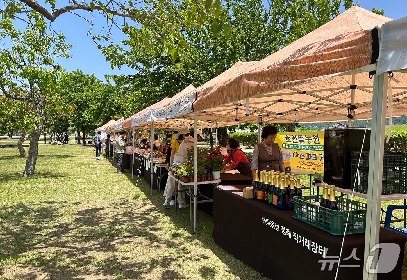 지난해 해미읍성 내부에서 진행된 정례 직거래장터 모습(서산시 제공. 재판매 및 DB금지)2025.9.5/뉴스1