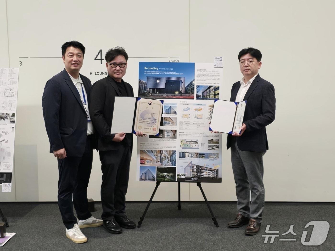 본문 이미지 - 2025년 한국리모델링건축대전에서 김순철 한화 건설부문 현장소장(우측 첫번째)과 박민진 해안건축소장(가운데)이 대상인 환경부 장관상을 수여받는 모습 (한화 건설부문 제공) 뉴스1ⓒ news1