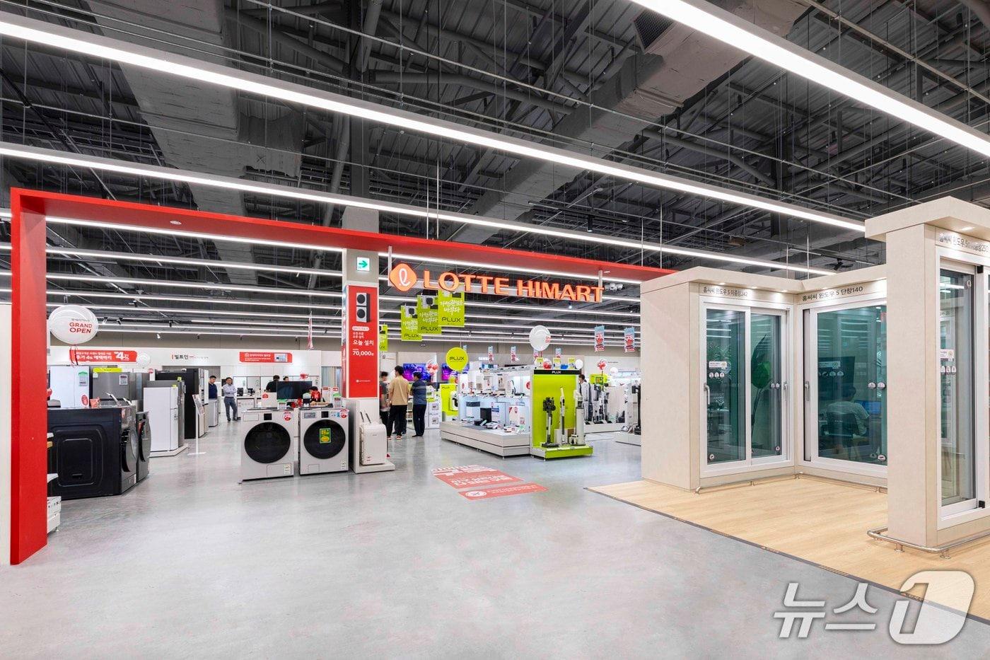 홈씨씨 수원점에 입점한 롯데하이마트 매장 전경 &#40;KCC글라스 제공&#41;