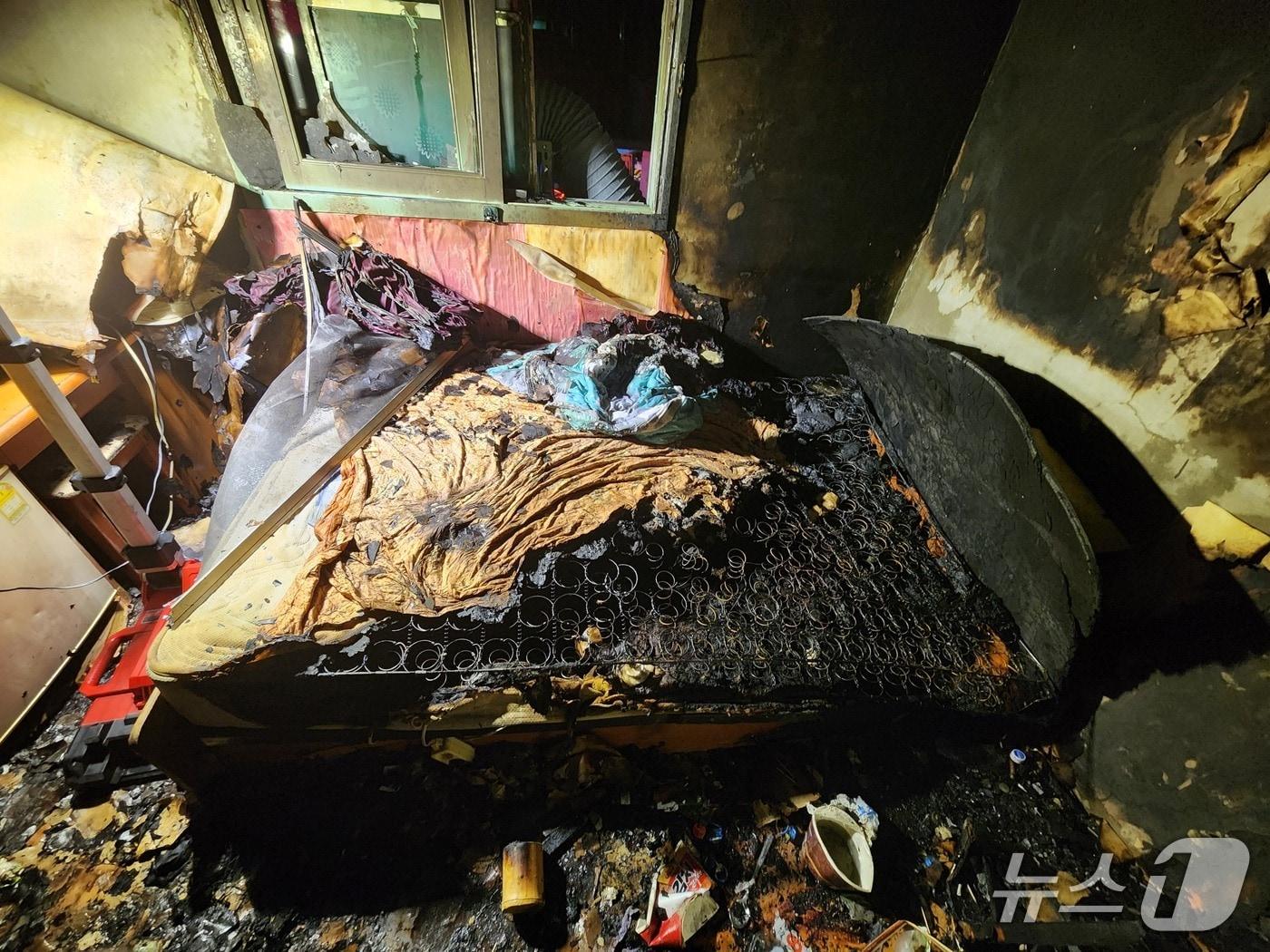 본문 이미지 - 5일 오전 부산 북구의 한 여관 객실에서 불이 나 내부가 검게 타 있다. (부산소방재난본부 제공. 재판매 및 DB 금지)
