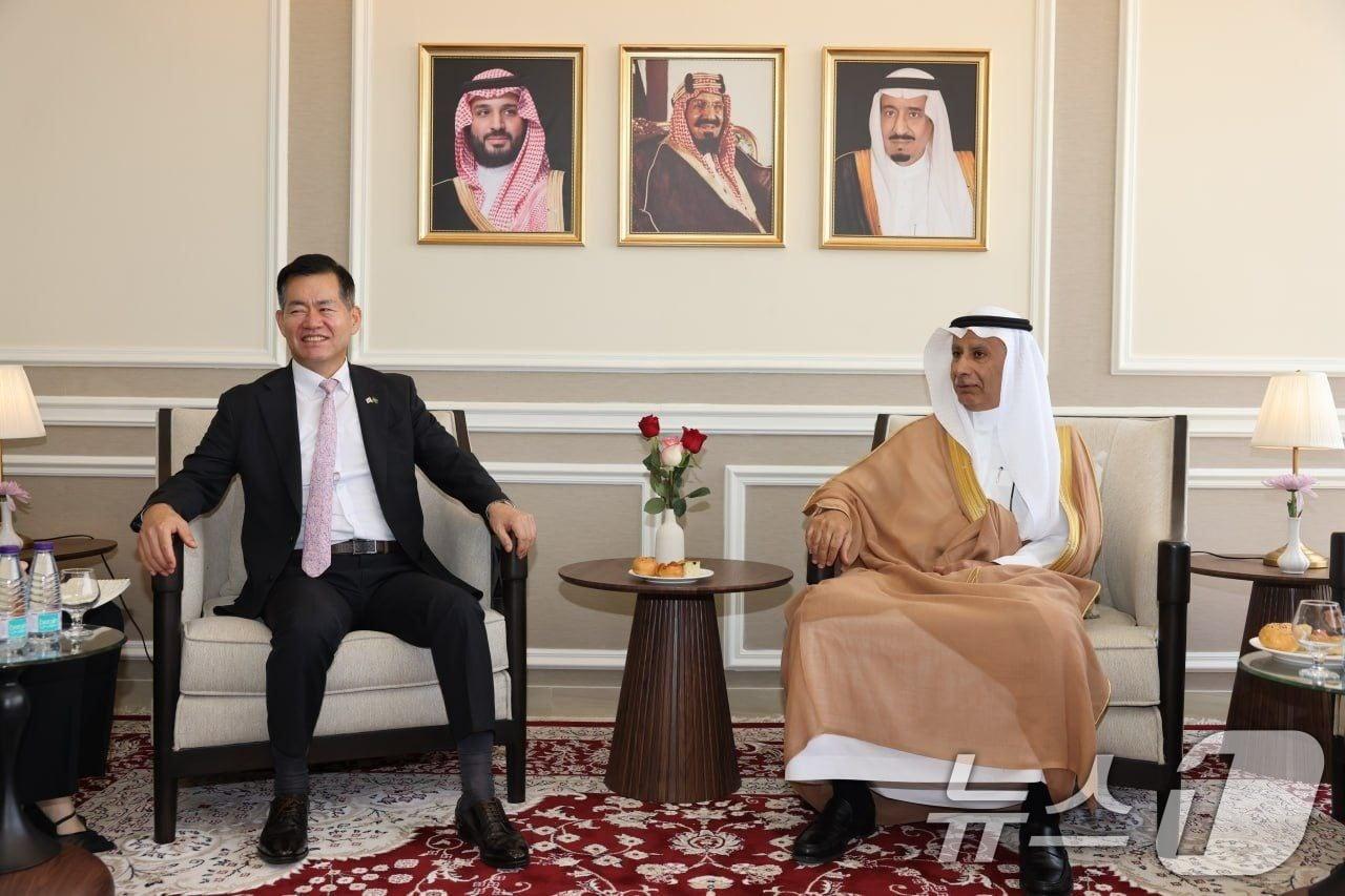 본문 이미지 - 지난 3일&#40;현지시간&#41; 석종건 방위사업청장이 아흐마드 압둘아지즈 알 오할리 사우디 군수산업청 청장과 면담을 하고 있다. &#40;방위사업청 제공. 재판매 및 DB 금지&#41; 2025.9.5/뉴스1
