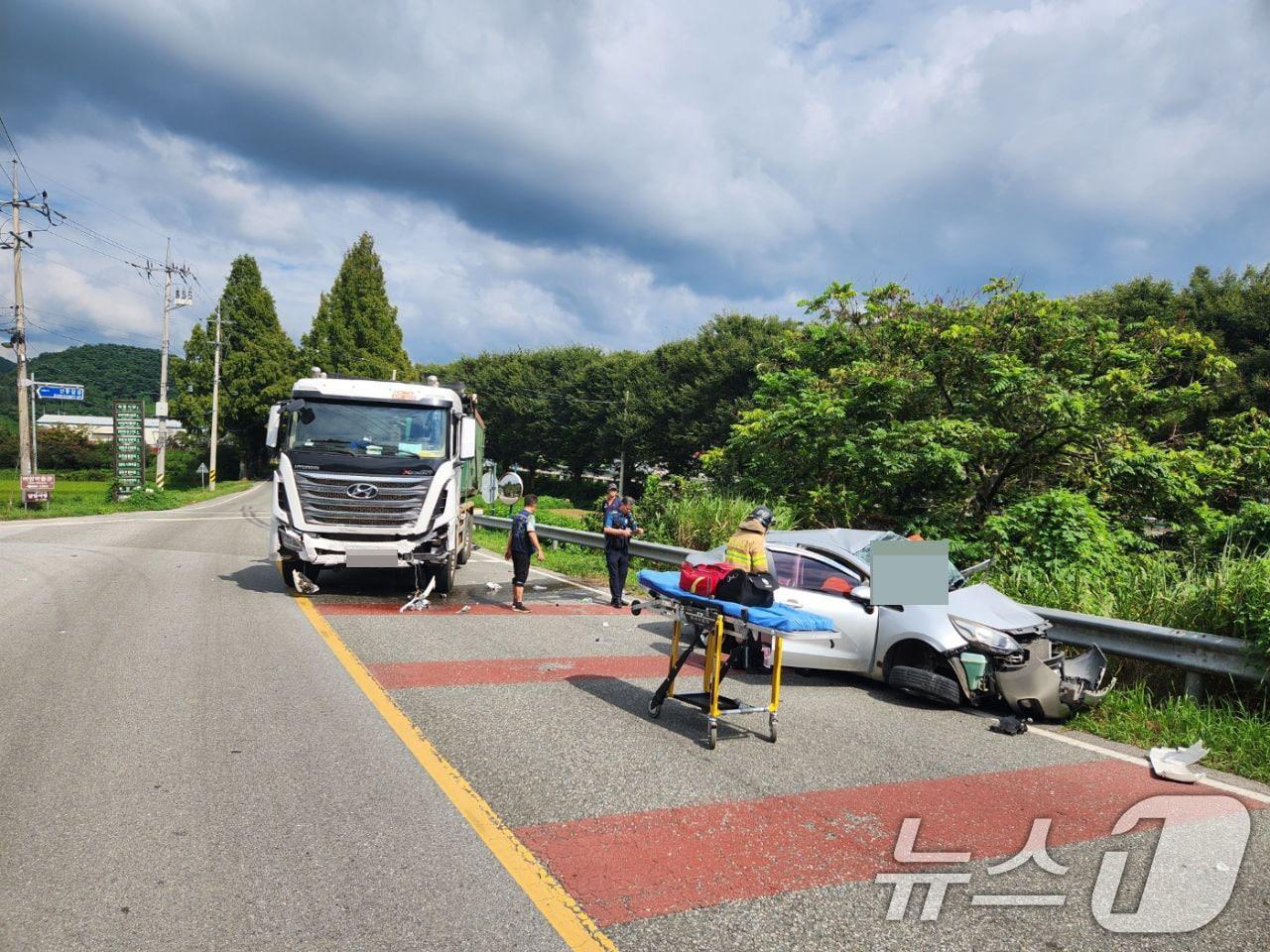 본문 이미지 - 지난 4일 오후 2시 37분쯤 전남 담양군 대덕면의 한 삼거리에서 화물차와 승용차가 부딪혀 소방당국이 구조작업을 하고 있다.(전남 담양소방 제공. 재판매 및 DB 금지) 
