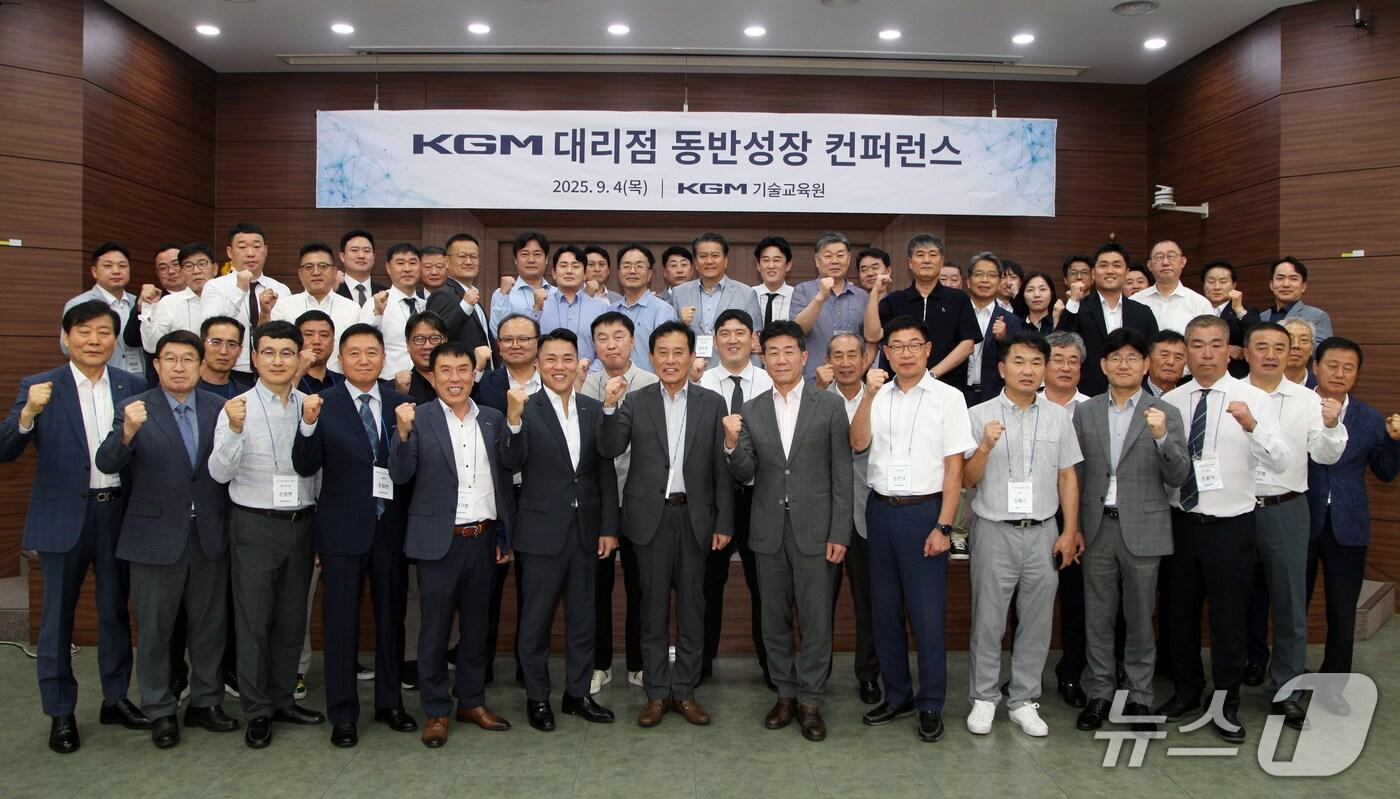 4일 대전 대덕구 소재 KG모빌리티 기술교육원에서 황기영 대표이사(앞줄 왼쪽에서 여덟 번째)와 대리점 대표들이 동반 성장 콘퍼런스에 참여한 뒤 기념 사진을 촬영한 모습(KG모빌리티 제공). 2025.09.04.