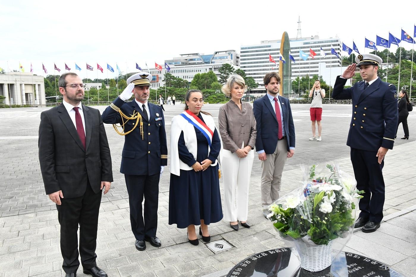 프랑스 하원의원 방한단이 4일 전쟁기념관 평화의광장 프랑스참전비에서 헌화하는 모습.(전쟁기념관 제공)