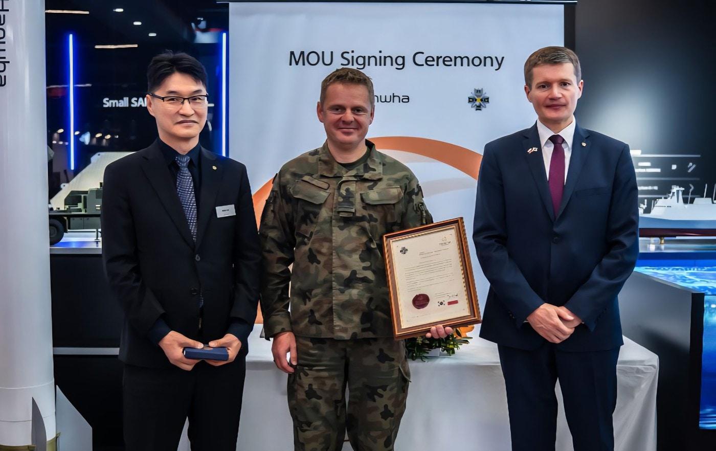 4일(현지시각) 폴란드 국제방위산업 전시회(MSPO)에서 이부환 한화에어로스페이스 PGM사업부장, 파웰 슈베클레이 WITU 소장, 야첵 한화에어로스페이스 유럽법인장이 155mm 탄약 관련 부품 현지 품질인증을 위한 MOU를 체결하고 기념촬영하고 있다. (한화에어로스페이스 제공)