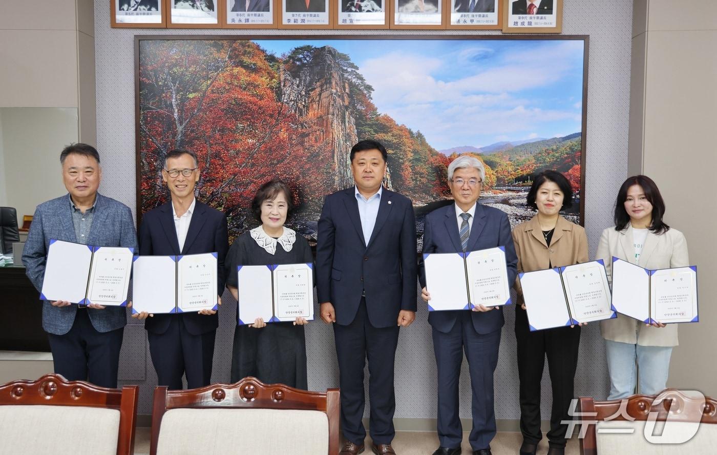 김종구 단양읍이장연합회 회장 등 학계, 법조계, 시민사회 등 각계 전문가 7명이 단양군의회 자문위원으로 참여했다.(단양군의회 제공. 재판매 및 DB금지)/뉴스1 