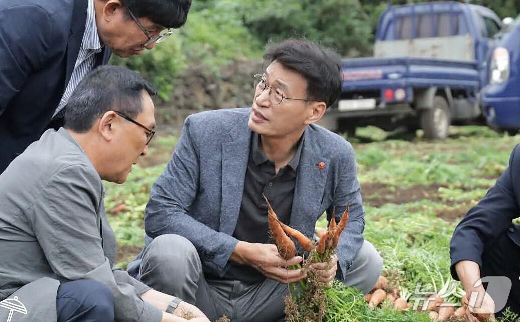 본문 이미지 - 지난 7월 제주시 구좌읍 당근 밭을 찾은 문대림 국회의원.(문대림 국회의원실 제공, 재판매 및 DB 금지)