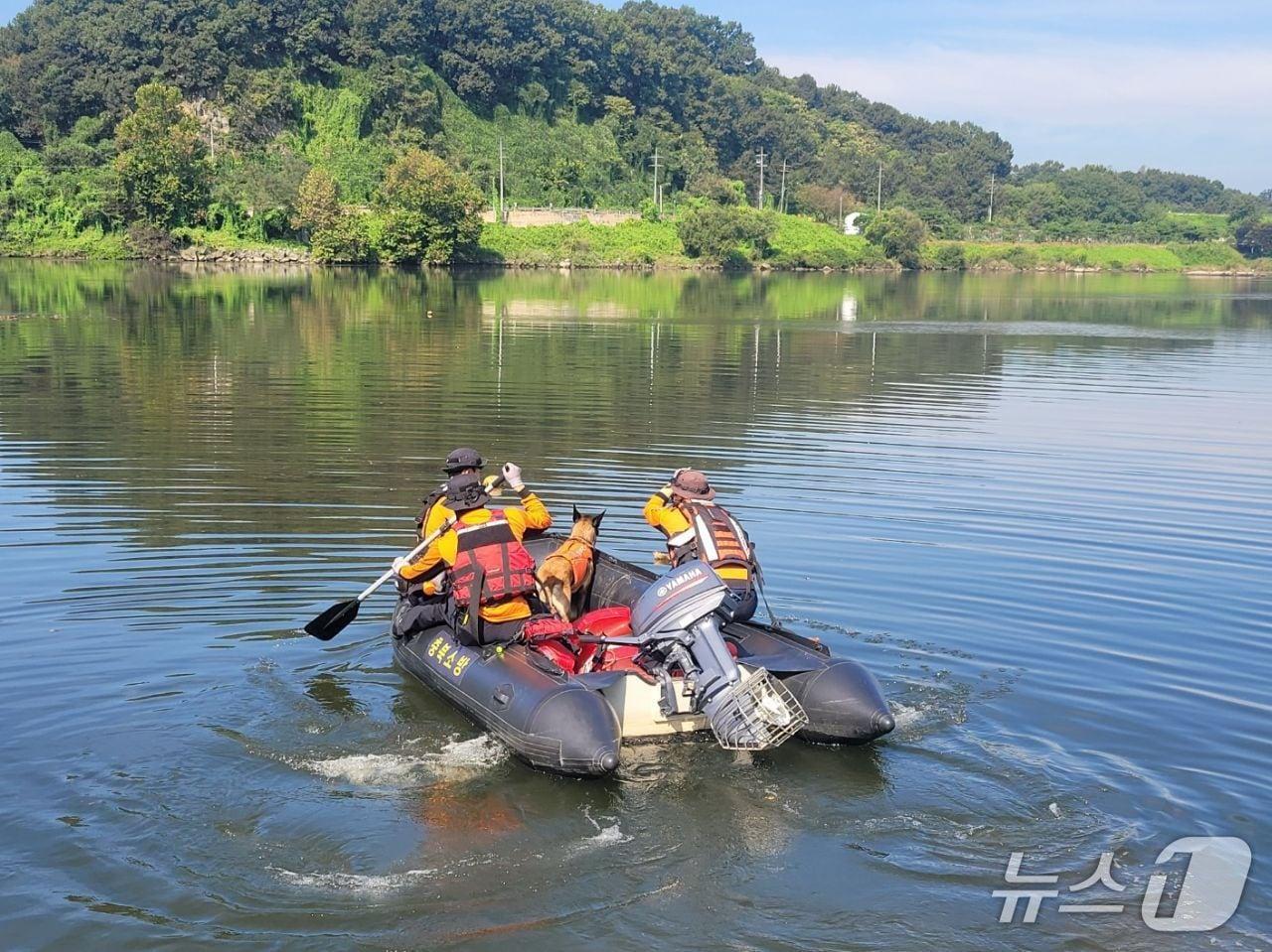 본문 이미지 -  충주소방서 수색 모습.(충주소방서 제공. 재판매 및 DB금지)/뉴스1