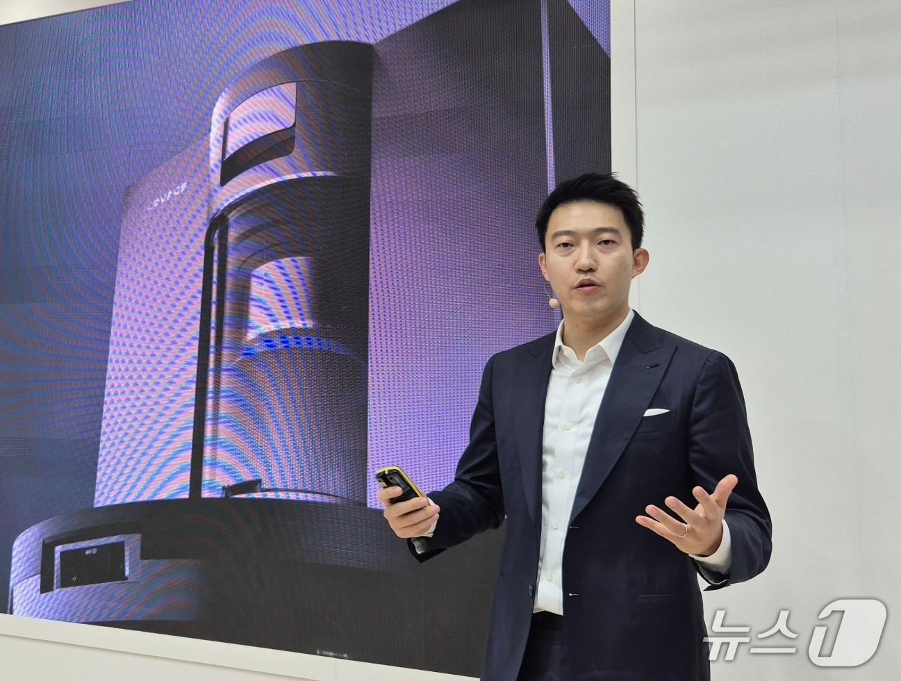 본문 이미지 - 데이비드 챈 에코백스 최고경영자&#40;CEO&#41;가 4일&#40;현지시각&#41; 유럽 최대 가전 박람회 &#39;IFA 2025&#39;가 열린 독일 메세 베를린 내 에코백스 부스에서 키노트 연설을 하고 있다. 2025.9.4/뉴스1 최동현 기자