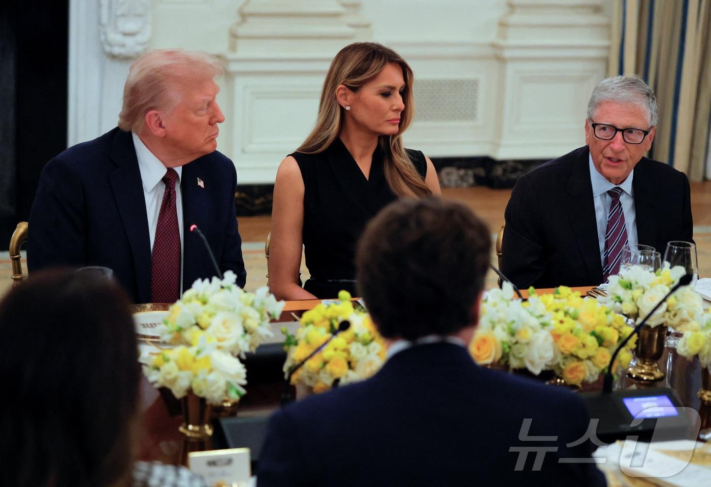 4일&#40;현지시간&#41; 백악관 국빈 다이닝룸에서 열린 기술·비즈니스 리더 초청 만찬에서 도널드 트럼프 대통령&#40;왼쪽&#41;과 멜라니아 여사&#40;가운데&#41;가 마이크로소프트 공동 창립자 빌 게이츠의 발언을 듣고 있다. 2025. 9.4 ⓒ 로이터=뉴스1