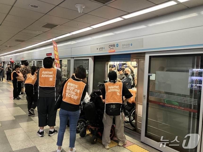 본문 이미지 - 전국장애인차별철폐연대가 5일 지하철 4호선 선바위역에서 탑승 시위를 하고 있다.&#40;전국장애인차별철폐연대 제공. 재판매 및 DB 금지&#41;