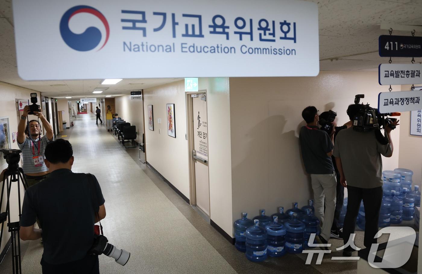 김건희 여사의 각종 의혹을 수사하는 민중기 특별검사팀이 5일 이배용 전 국가교육위원장의 귀금속 공여 의혹 사건 관련해 서울 종로구 정부서울청사 내 국가교육위원회에 대한 압수수색을 집행했다. 사진은 이날 서울 종로구 정부서울청사 내 국가교육위원회 모습. 2025.9.5/뉴스1 ⓒ News1 임세영 기자