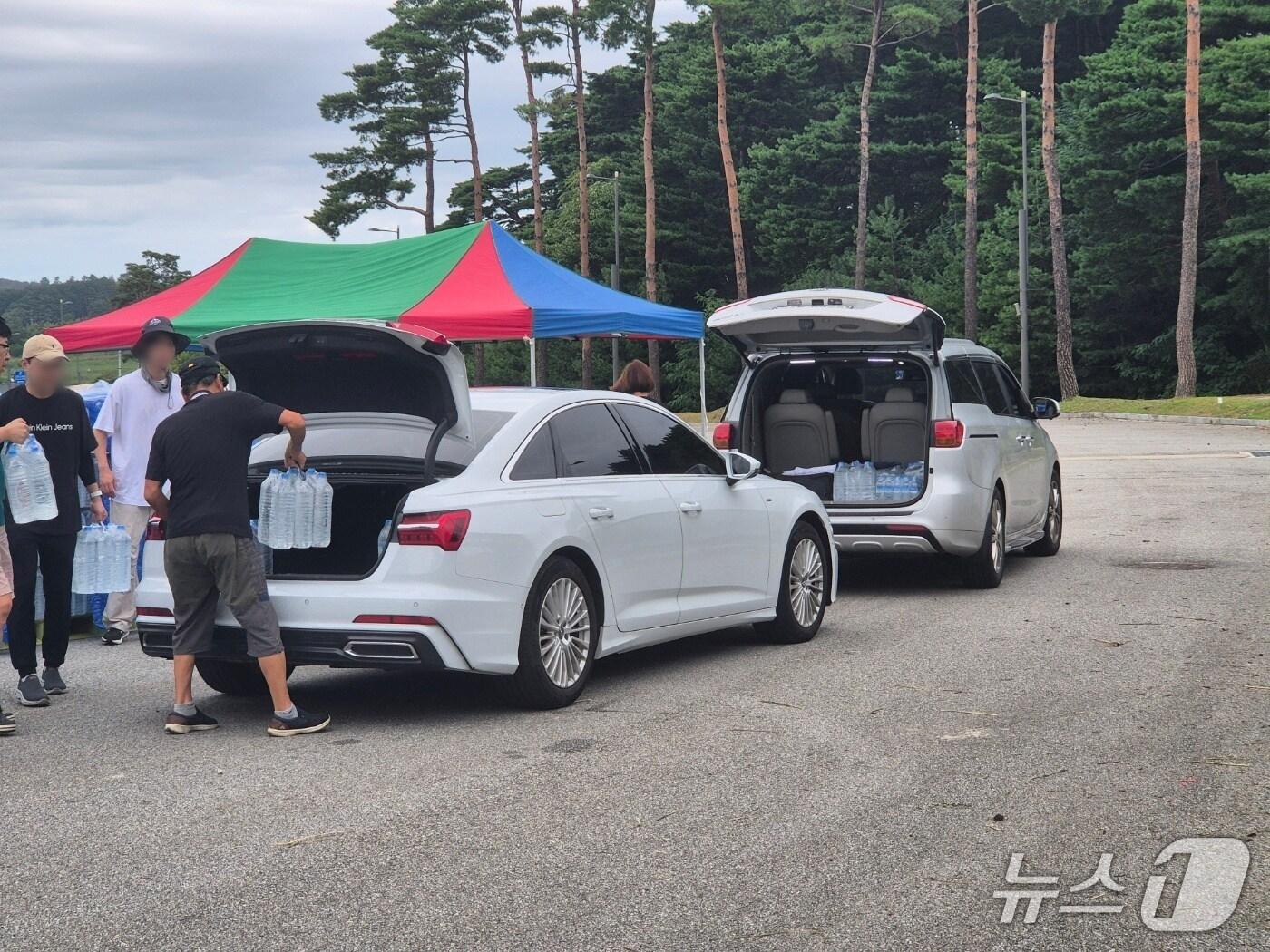 본문 이미지 - 극심한 가뭄으로 재난사태가 선포된 강원 강릉에 5일 전 시민을 대상으로 1인당 12L 분량의 생수가 배부된다. 이날 오전 강원 강릉시 포남동 강릉스피드스케이트장에 마련된 &#39;드라이브 스루&#39; 급수 현장. 2025.9.5/뉴스1 윤왕근 기자