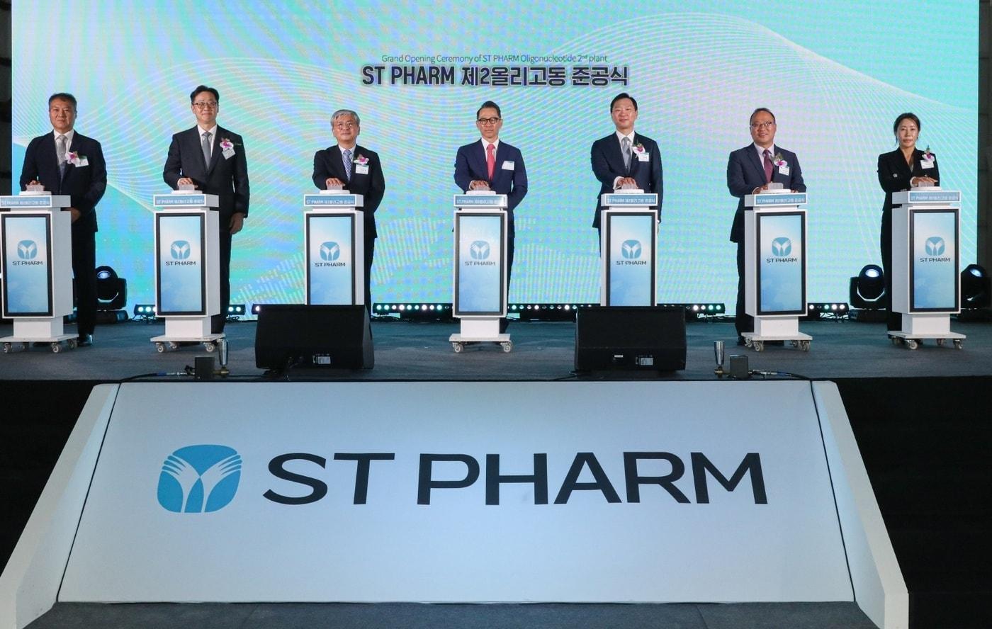 강정석 동아쏘시오위원회 위원장&#40;사진 왼쪽에서 네번째&#41;과 동아쏘시오그룹 사장단이 에스티팜 제2올리고동 준공식 기념행사에 참석해 자리를 빛냈다. &#40;사진 왼쪽부터&#41; 임진석 에스티팜 생산본부장, 김민영 동아쏘시오홀딩스 사장, 성무제 에스티팜 사장, 강정석 동아쏘시오위원회 위원장, 정재훈 동아에스티 사장, 백상환 동아제약 사장, 박윤이 아벤종합건설 사장. &#40;에스티팜 제공&#41; 