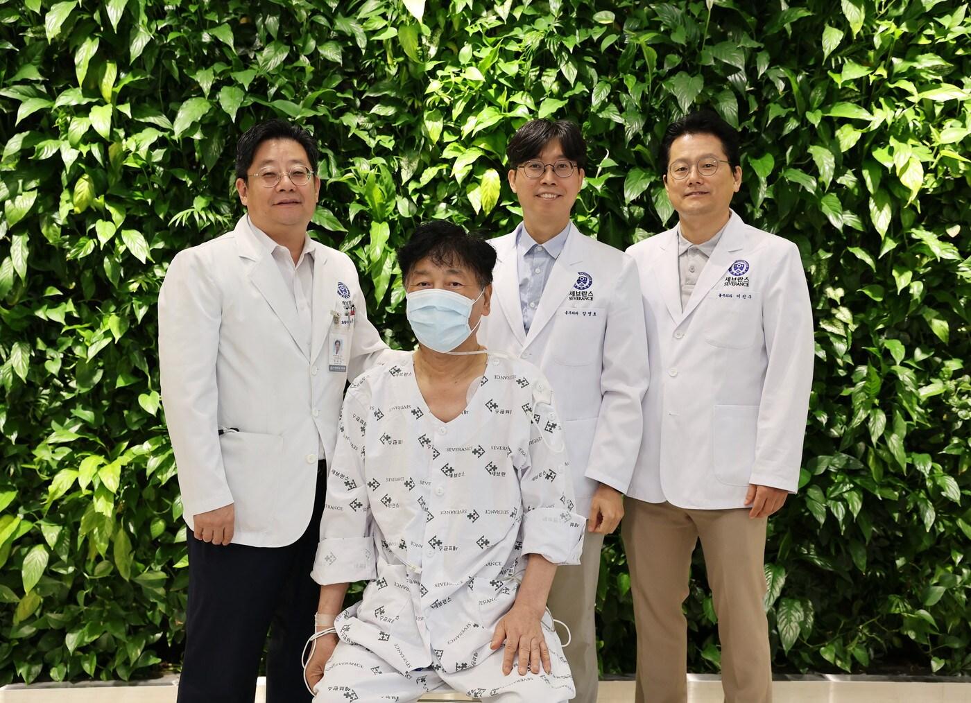 본문 이미지 - 세브란스병원 박무석 호흡기내과 교수(왼쪽부터), 양영호 흉부외과 교수, 이진구 흉부외과 교수가 환자와 국내 최초 폐이식 수술 600례를 달성한 뒤 환자와 기념촬영을 하고 있다.(세브란스병원 제공)