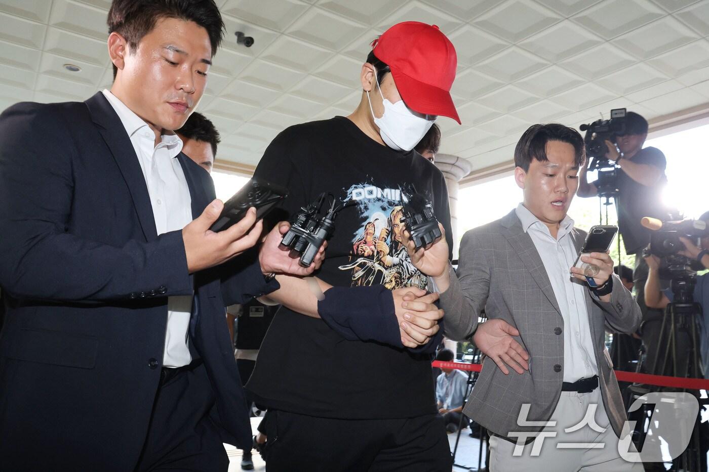 초등학생들을 유괴하려 한 혐의로 긴급체포된 20대 남성 3명 중 A씨가 5일 오전 서울 마포구 서울서부지방법원에서 열린 구속 전 피의자심문(영장실질심사)에 출석하고 있다. 이들은 지난달 28일 서대문구 홍은동의 한 초등학교 인근에서 장소를 옮겨가며 총 3차례에 걸쳐 초등학생을 대상으로 범행을 시도했었다. 2025.9.5/뉴스1 ⓒ News1 이광호 기자