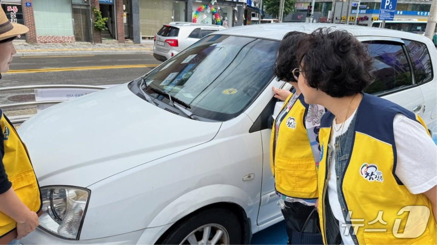 진주시의 장애인전용 주차구역 불법 주정차 단속 장면(진주시 제공. 재판매 및 DB금지).