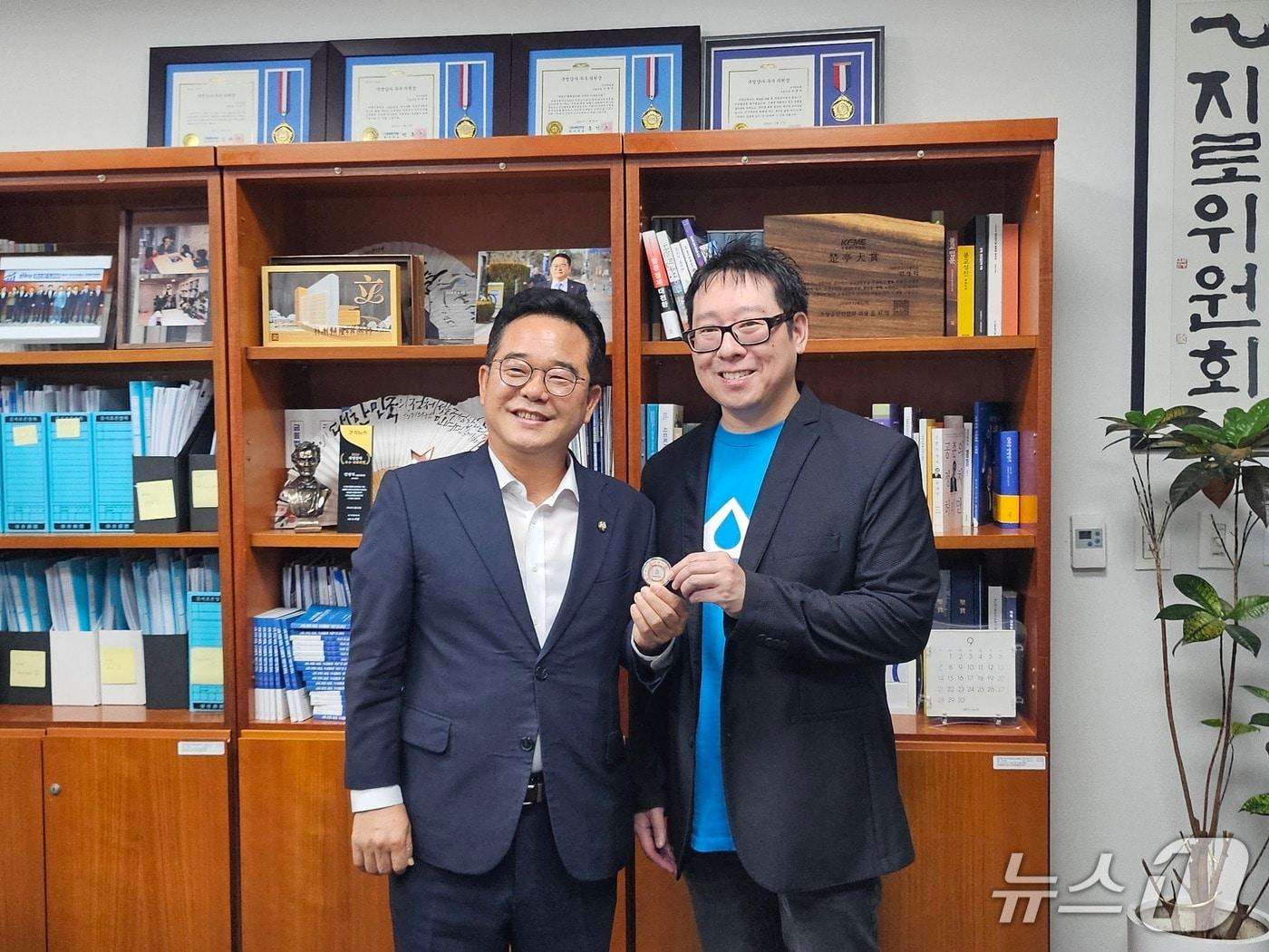 본문 이미지 - 민병덕 더불어민주당 의원과 샘슨 모우 Jan3 CEO가 지난 4일 국회 민병덕 의원실에서 만남을 가지는 모습.