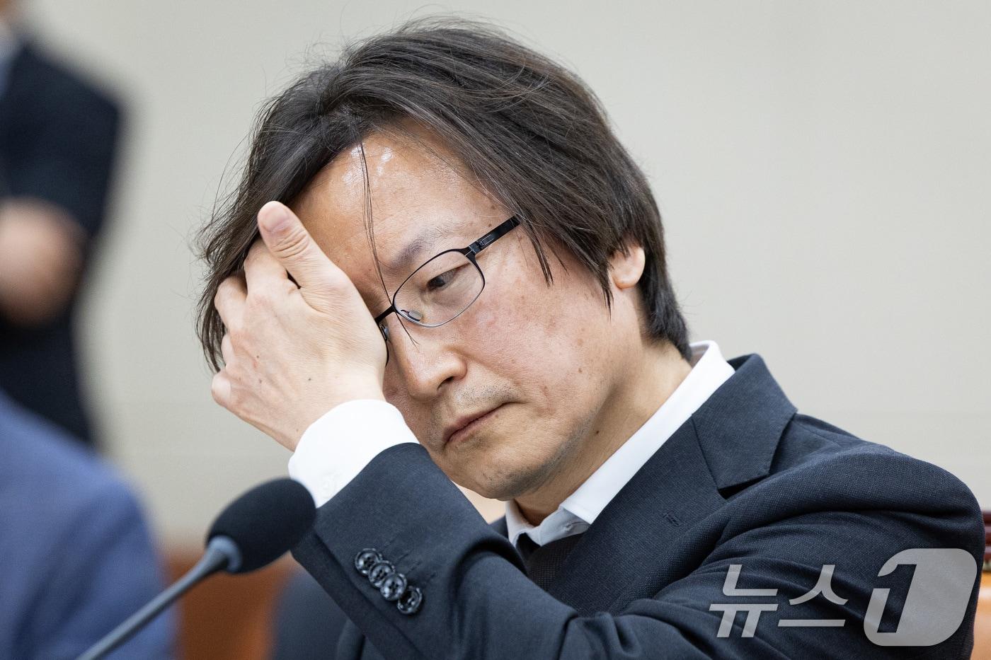 주병기 공정거래위원장 후보자가 5일 서울 여의도 국회에서 열린 인사청문회에 출석해 머리카락을 쓸어 넘기고 있다. 2025.9.5/뉴스1 ⓒ News1 유승관 기자