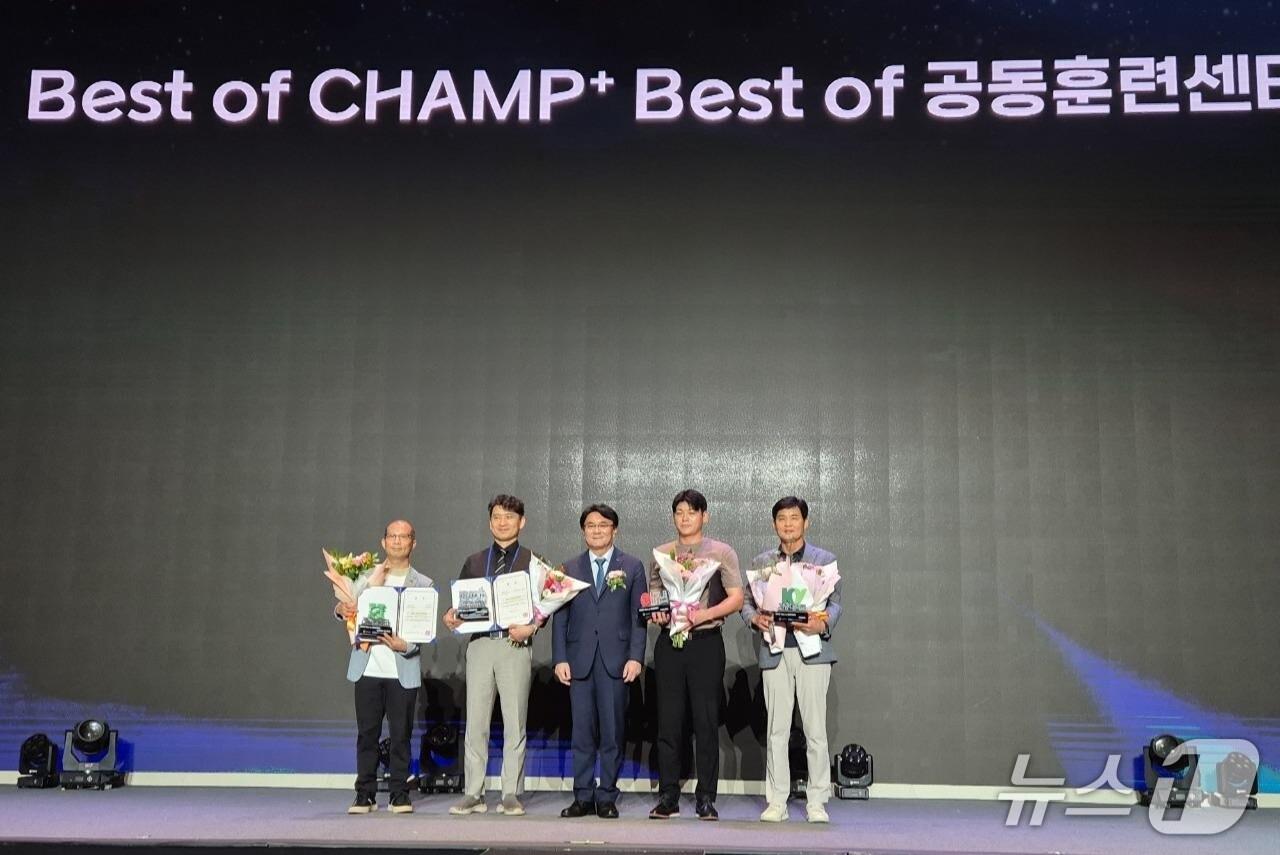 본문 이미지 - 베스트 챔프 플러스 시상식. 맨 오른쪽이 건양대 박동한 교수. (건양대 제공.재판매 및 DB금지)/뉴스1